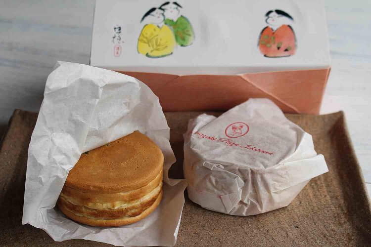 大判焼き1個100円（箱は5個用）。焼き立てをイートインスペースで食べるもよし、持ち帰るもよし。