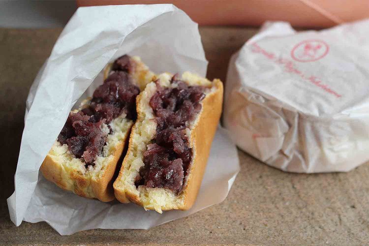 つぶあんと白あんの二種類。どちらも餡がたっぷり入る。