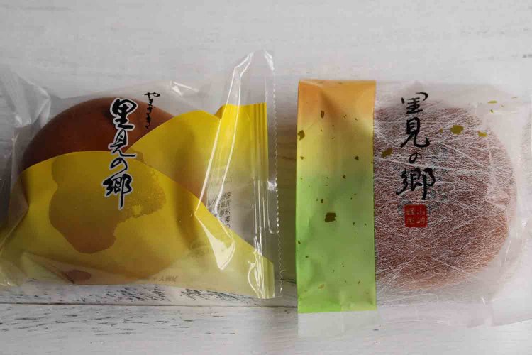 左は通常版の里見の郷1個70円。右は『ヤマザキプラザ市川』限定の高級版。1個103円。