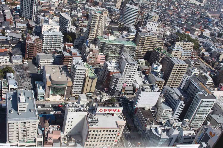 市川市「アイ・リンクタウン展望施設」から見る「サンプラザ35」。