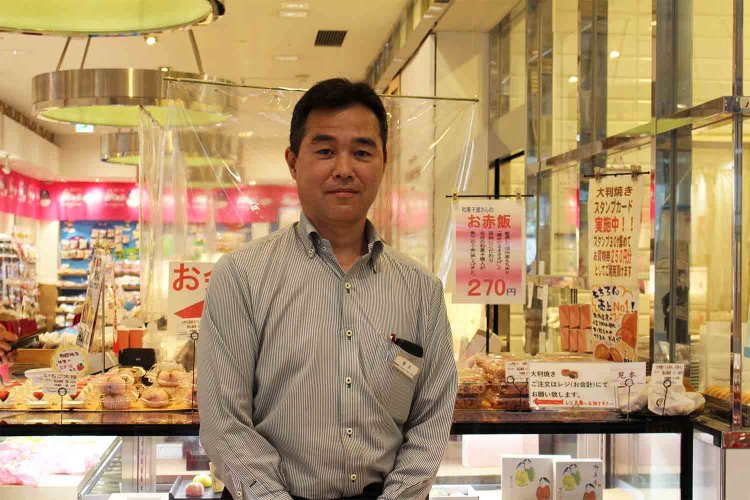 『ヤマザキプラザ市川』店長の植木一敦さん。