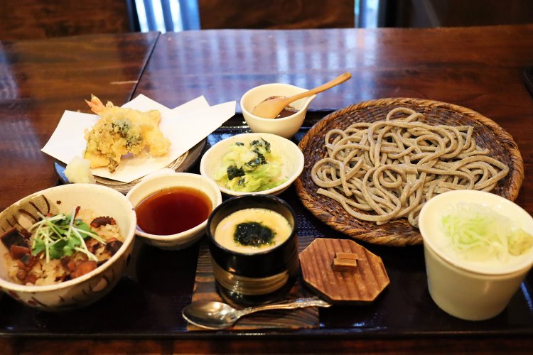 季節によって少しずつ変わる平日お昼のそば膳1300円。