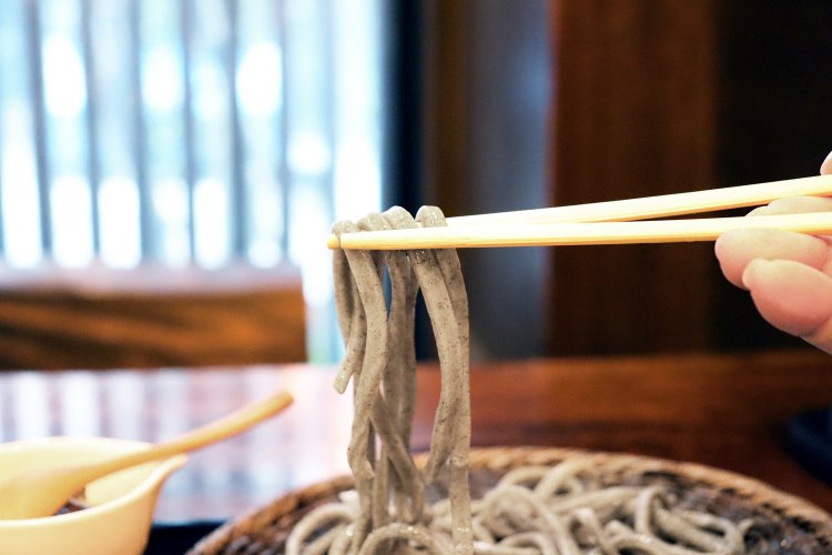 茹でたての太打ち田舎そば。ひんやりとした心地よさとそばの風味がいい。