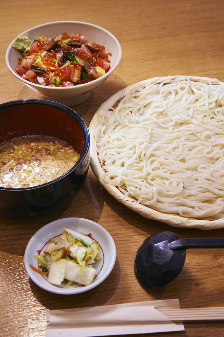 稲庭うどん小サイズ950円、ミニ丼セット1250円。うどんは中・大サイズあり。丼の一番人気は、バラチラシで他にマグロ漬け丼、サーモンとイクラ丼など8種から選べる。