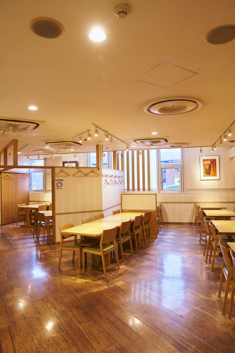 間口は狭いが店内は広々。