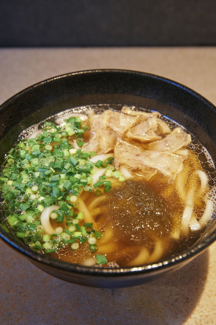 かすうどん750円。風味が増す油かすダブル250円もアリ。