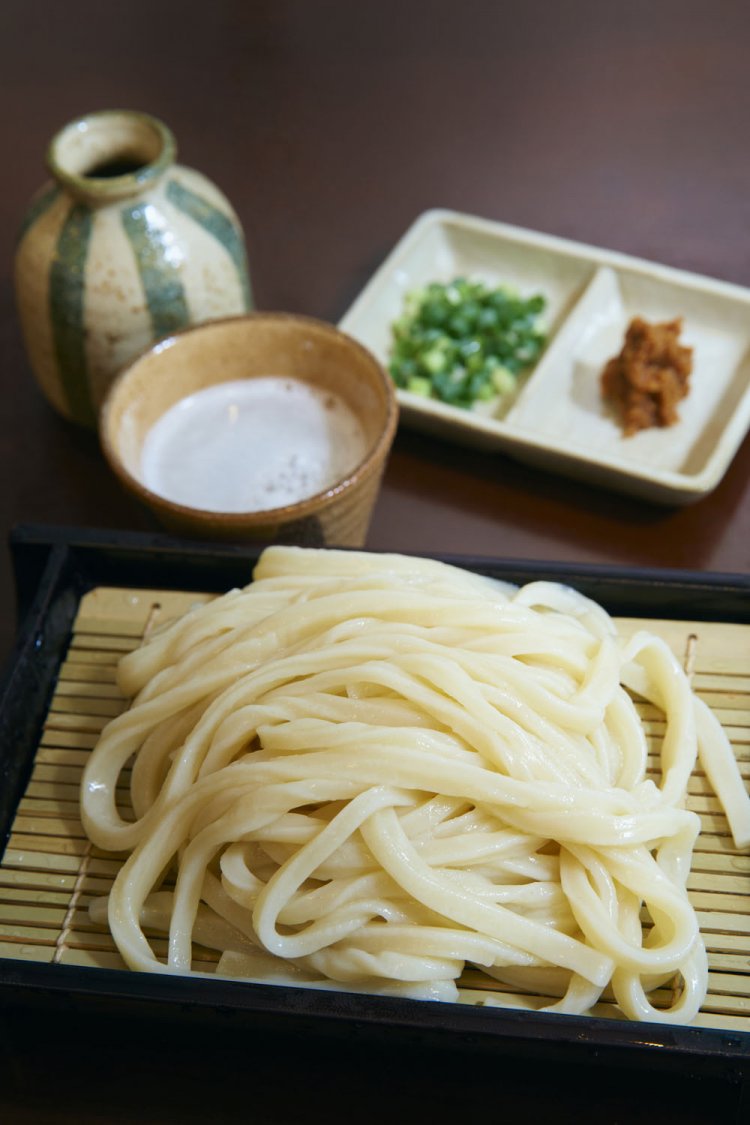 3種の粉をブレンドした手打ちうどんが自慢。おしぼり汁うどん1150円のほか、天ぷら付き1550円もあり。