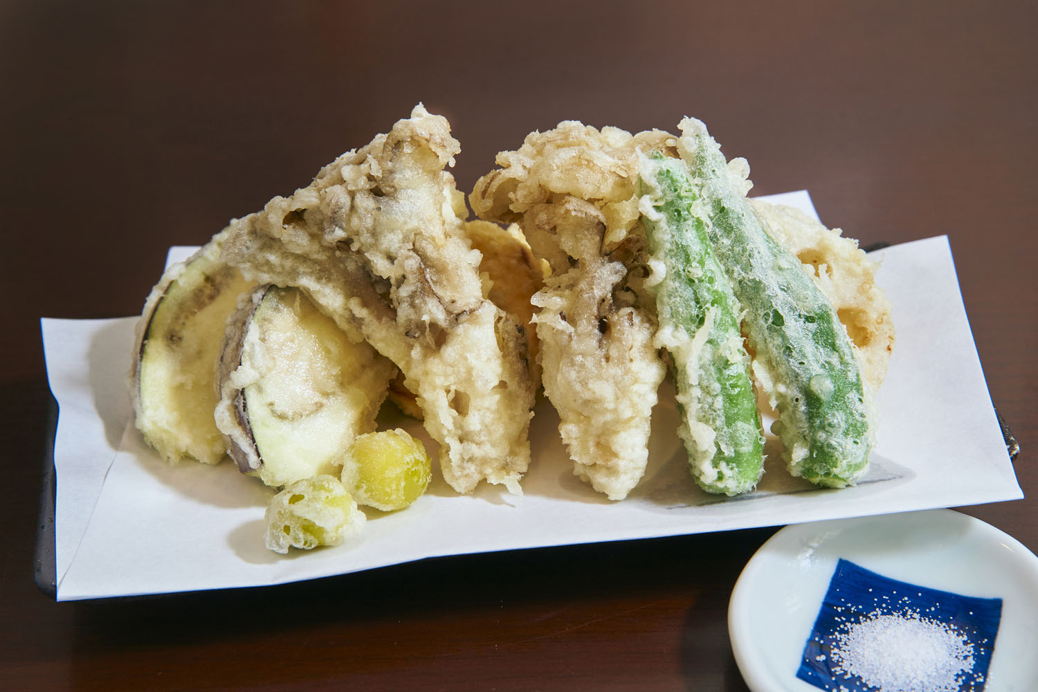 花坊野菜天ぷら680円は5、6種の季節野菜が満載で日本酒が進む。