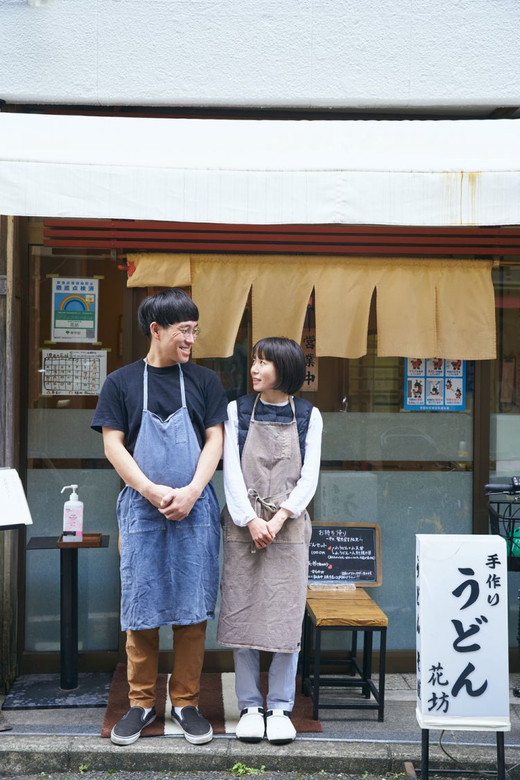 「居酒屋を開業するつもりがうどん屋になりました」と笑う山城夫妻。