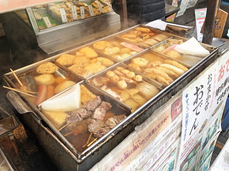 店頭のおでん鍋。おでんの具は季節ごとに新作も登場する。