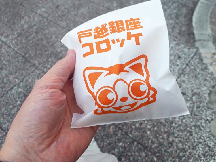 コロッケの食べ歩きも戸越銀座商店街の醍醐味のひとつ。