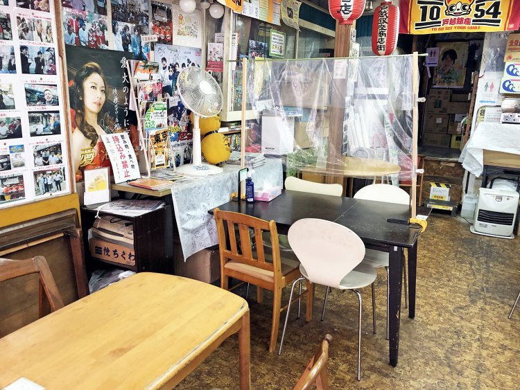 壁の掲示物を眺めているだけで、いくらでも過ごせてしまえそうな飲食スペース。