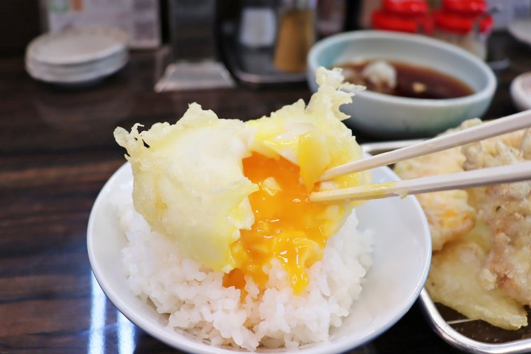 大きな豚肩ロースの天ぷらもカラリと揚がって柔らかい。