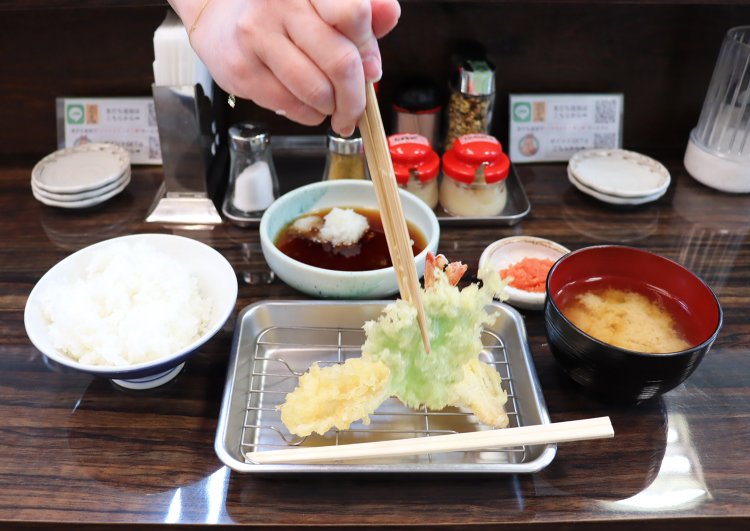 カウンターの向こうから揚がったばかりの熱々天ぷらをどんどん入れてくれる。