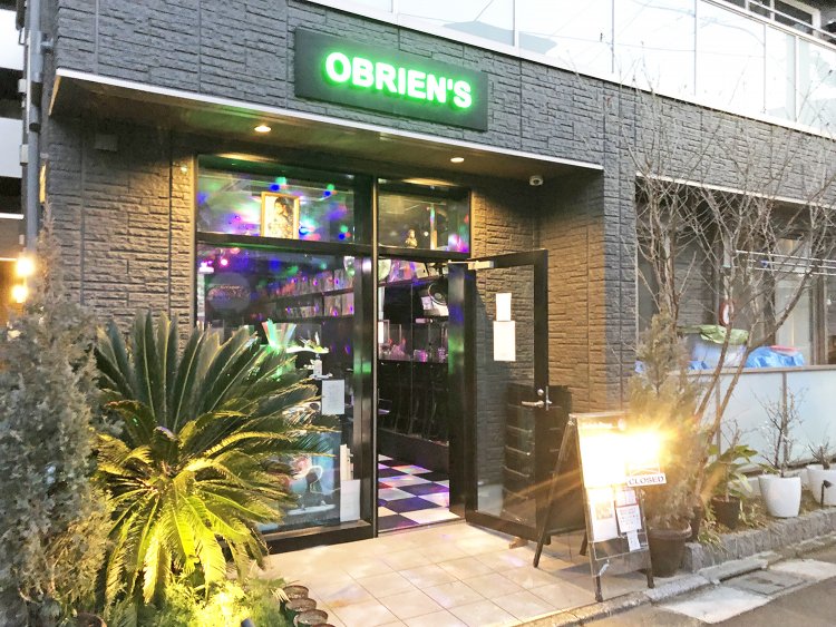 閑静な住宅街の中に、突然光り輝くソウルの殿堂。