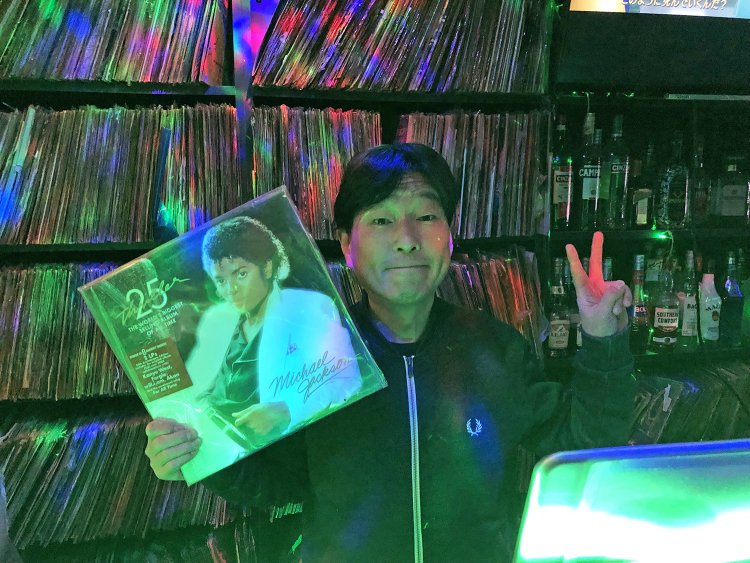 店主のKenchanmanと壁一面に並ぶレコード。