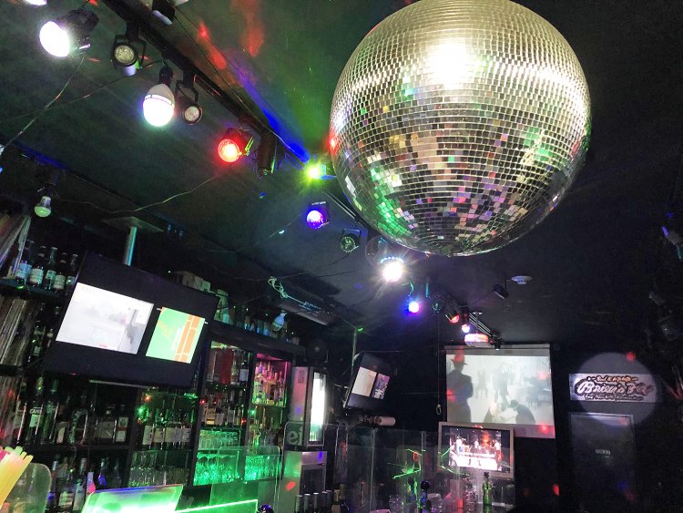 店内にきらきらと光を放つ巨大なミラーボール。