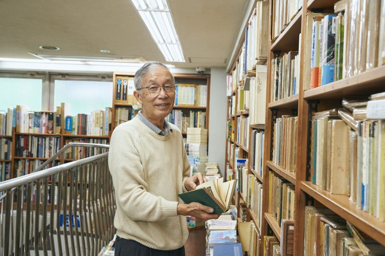 本は『遭難』『スキー』など内容で分類。「ただ、仕入れによって分類方法は変わってくるよ」と3代目。