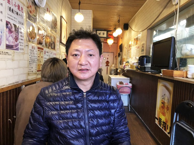 オーナーの劉輝さん。「奥さんは日本の人」と小さな声で教えてくれた。
