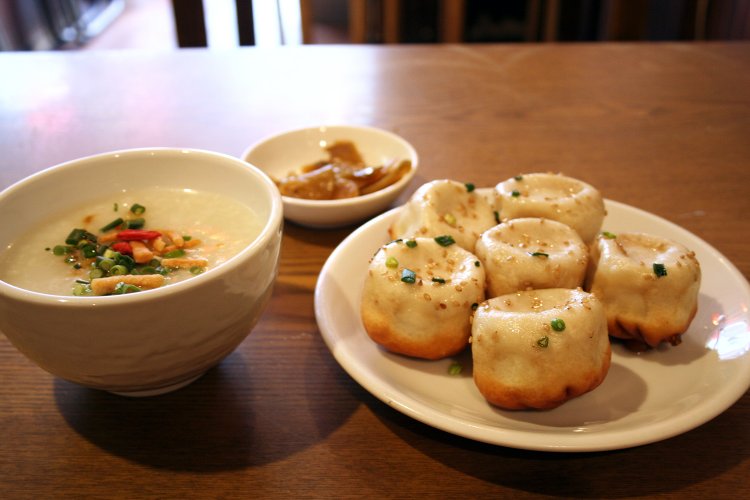 平日ランチセット・鶏粥＋焼き小籠包6個820円。ランチのセットには良い仕事をするザーサイもついてくる。