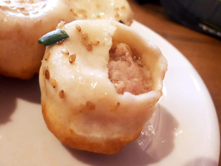 スープが飛び散らないように十分注意してかじりつこう。