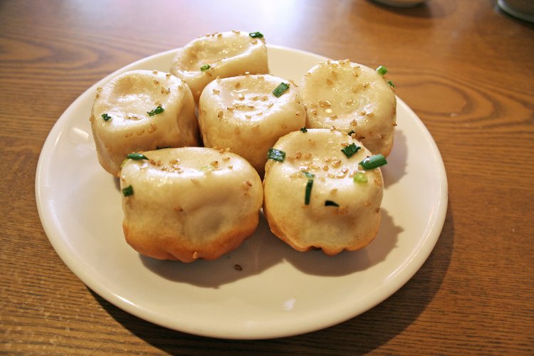 焼き小籠包は、6個660円、4個440円、2個270円。