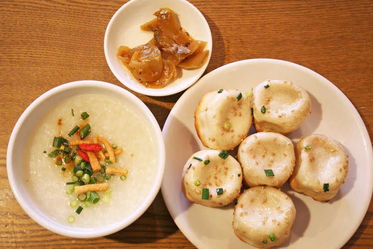 平日ランチセット・鶏粥＋焼き小籠包6個820円。