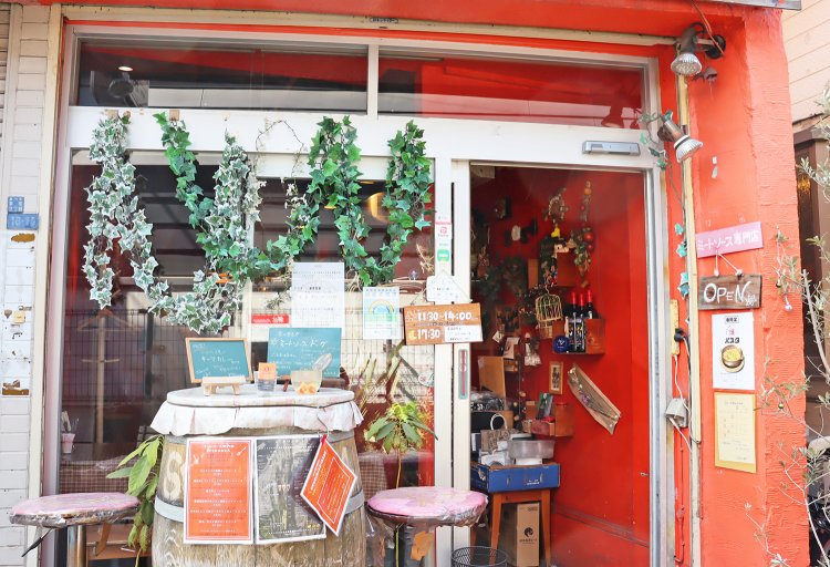 オレンジ色の壁が目を引く『SPERANZA』の店構え。