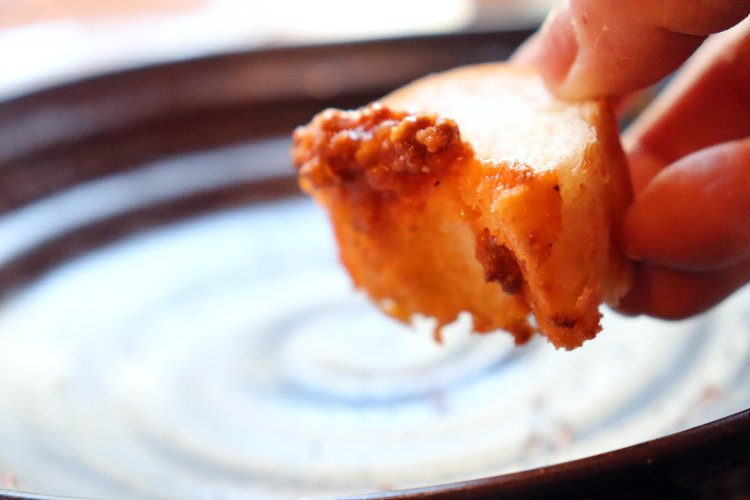 お皿のミートソースは、パンでぬぐって残らず胃袋の中に。