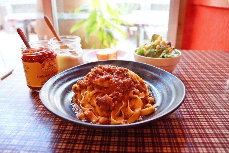 スペランツァ特製ミートソース。ランチはミニパンとミニサラダがついて790円。