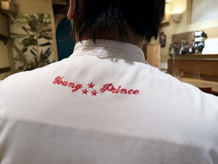 苗字が“若王子”だから白衣には“young prince”と刺繍。「ボク、キンプリじゃなくてヤンプリなんです（笑）」。