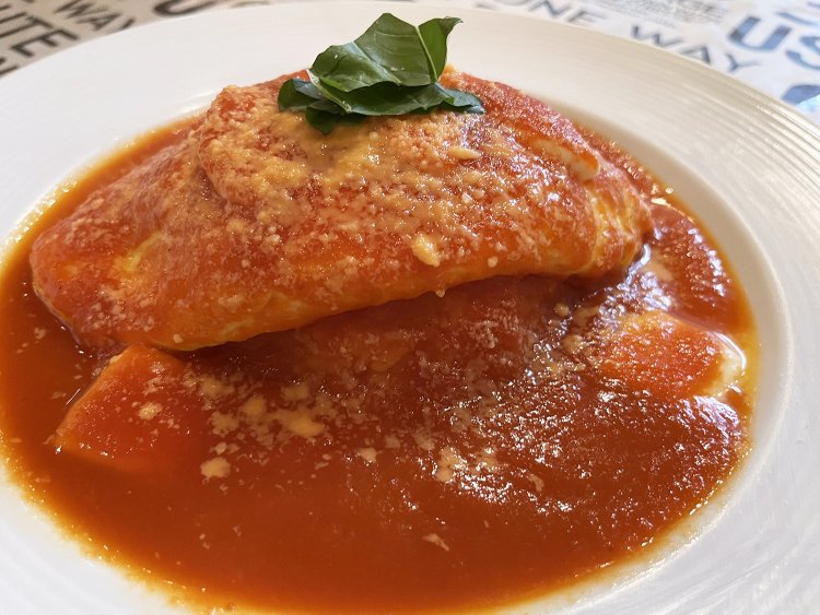 ランチの一番人気のモッツァレラチーズとバジルのトマトソース1000円。