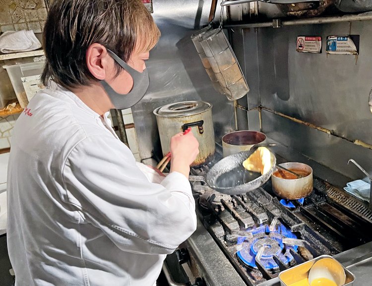 卵液を熱したフライパンに流し、軽快なフライパンさばきであっという間にオムレツができあがり。