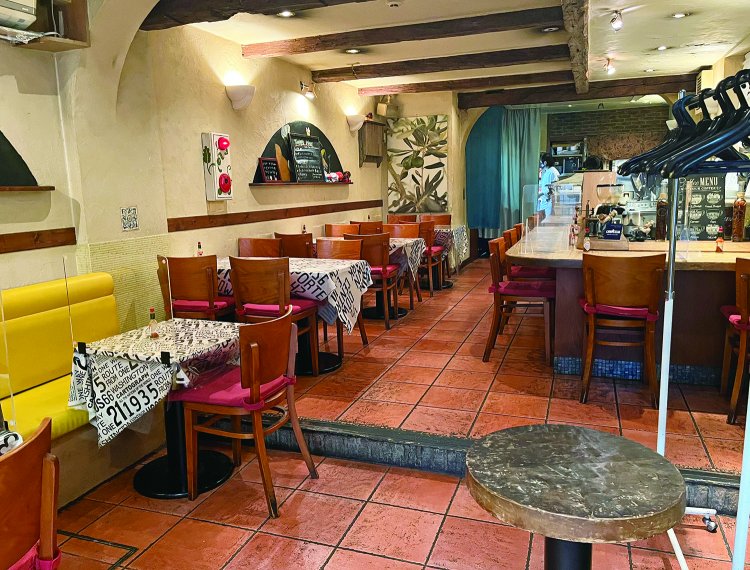 木とレンガが調和した店内はさながら本場のトラットリアのよう！