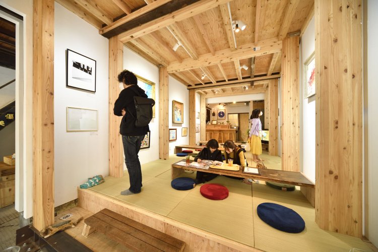 1階は座敷と土間からなり、作品を展示・販売。
