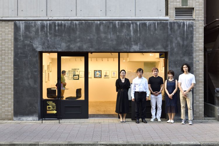 左から2番目が横山第悟さん。墨で染めた外観が印象的。