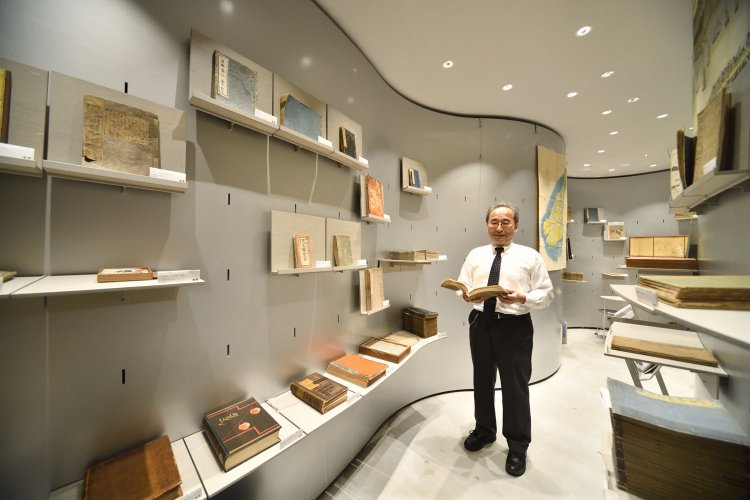 支配人を務める慶應義塾大学名誉教授の佐藤道生さん。常時60～70点ほどが、曲線を活かした空間に並ぶ。