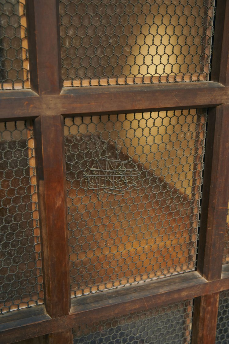 移転前の金網の補修跡もそのまま残してある。