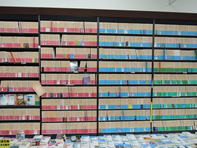 岩波文庫だけでこの在庫量、しびれます。