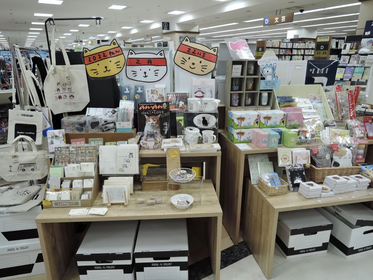 「猫」をテーマにまとめた文具コーナーが愉しい。