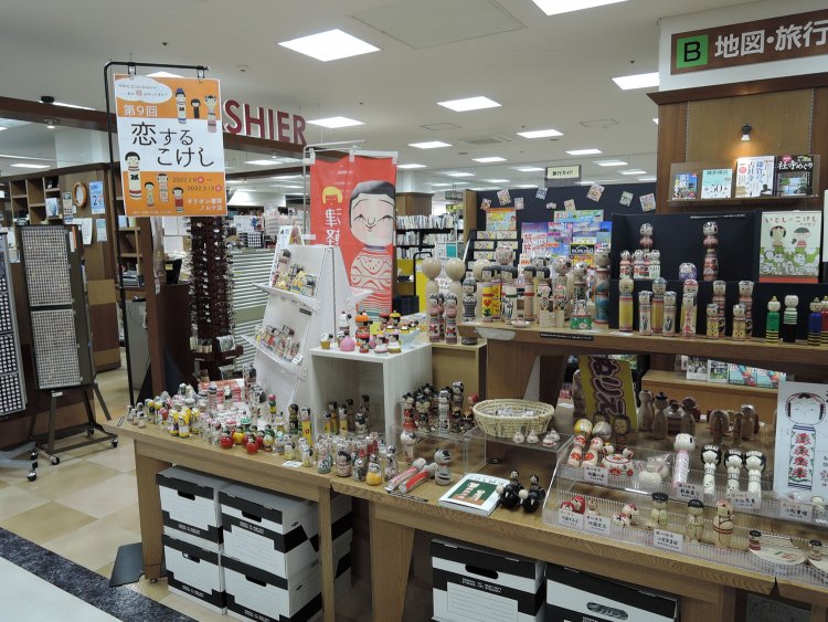 「恋するこけし」展の大きなスペース。第9回とあるように、もはや恒例行事になっている。