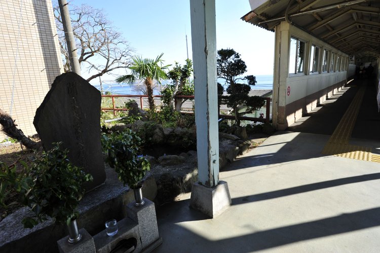 駅舎と跨線橋の間にある関東大震災の慰霊碑。