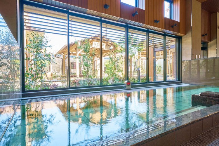 炭酸泉の浴槽は、露天風呂側に大きなガラス窓があるので開放感があり、ゆったりした気分で入浴できる。