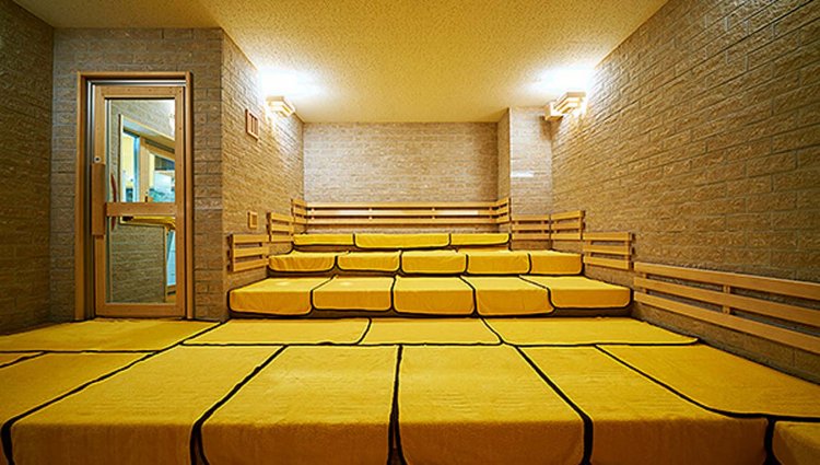 階段状になった熱気風炉。スタジアムロウリュウ実施時は手前にスタッフが大きな団扇（うちわ）をあおぎ熱波を送る。