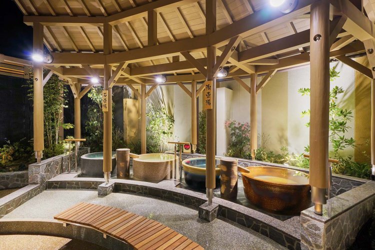 4つ並んだ壺湯は陶壺湯と石壺湯が2つずつ。一人サイズの浴槽で、湯船に浸かれば湯があふれ出す。