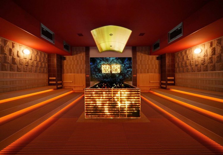 岩盤浴「炎の癒」では、定期的にプロジェクションマッピングとロウリュウを融合させたマッピングロウリュウを実施する。