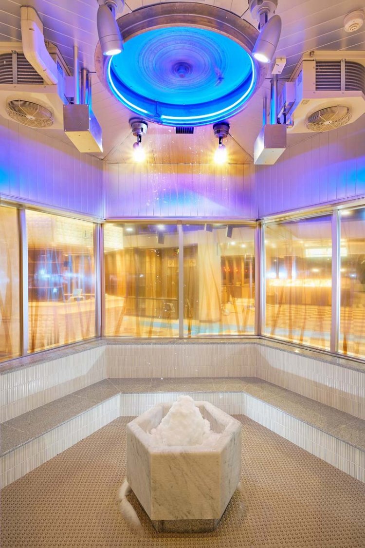 天井部から雪が舞い降りる「凛の癒」。火照った体はここでクールダウンしよう。