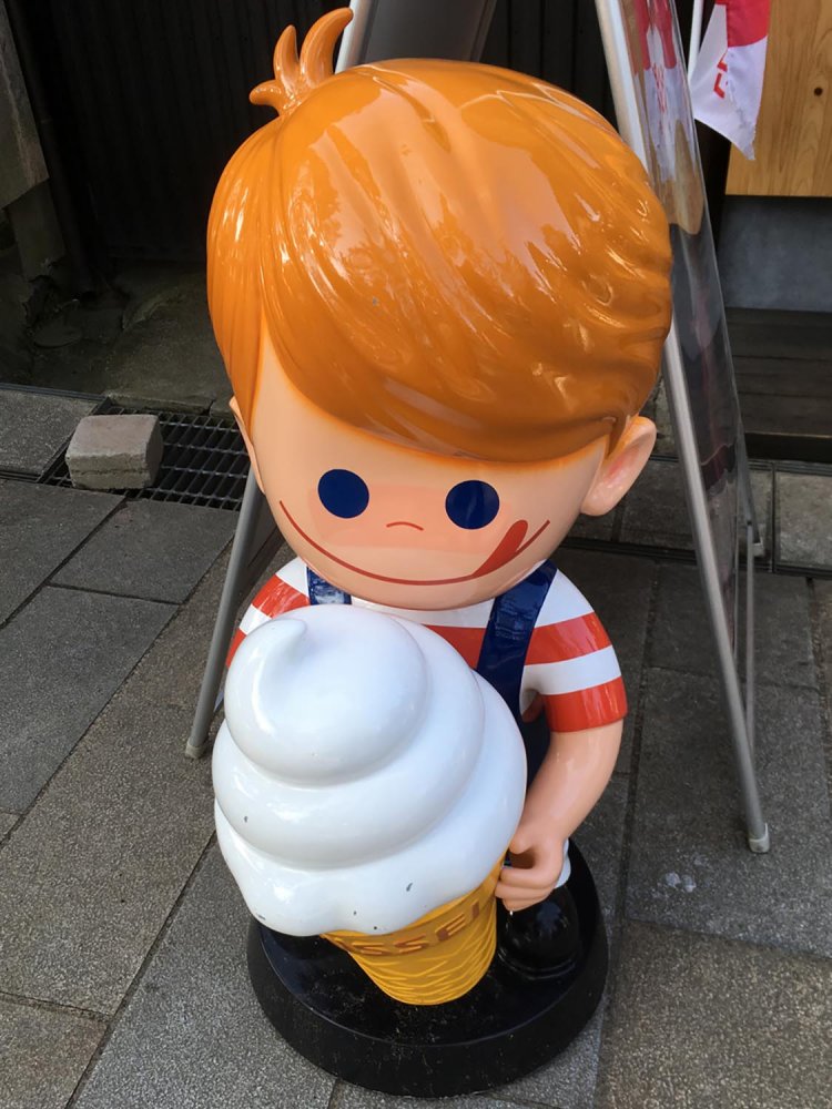 奈良のニックン。三本の毛が折れてしまわないか心配になる。