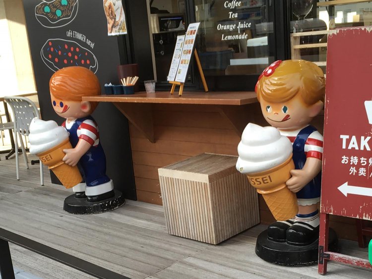 奈良の2人。適度に離れている。