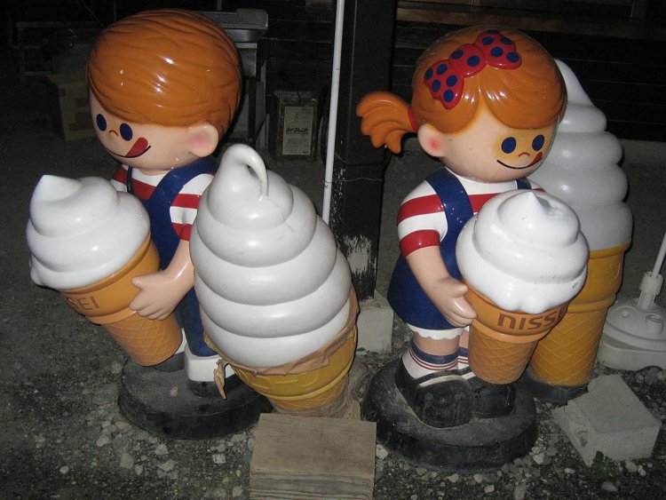 日が暮れてから撮ったということもあるだろうが、いかにも寒々しい鳴沢氷穴の2人。